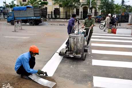 Nhà thầu đẩy nhanh tiến độ chỉnh trang nút giao thông ngã tư cầu Sông Chanh (Quảng Yên).