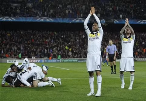Cầu thủ Chelsea vui sướng khi Torres ghi bàn cuối trận.