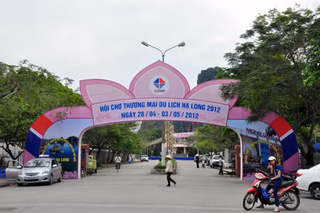 Các gian hàng tại Hội chợ Thương mại Du lịch Hạ Long 2012 đã được hoàn thành.