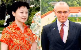 Bà Cốc Khai Lai (bên trái) và doanh nhân người Anh