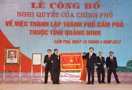Thừa ủy quyền của Thủ tướng Chính Phủ, đồng chí Nguyễn Văn Đọc, Chủ tịch UBND tỉnh trao cờ đơn vị dẫn đầu thi đua cho nhân dân, cán bộ TP Cẩm Phả.