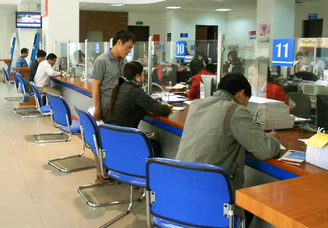 Gửi tiết kiệm ở ngân hàng vẫn được coi là kênh đầu tư an toan hiện nay. Trong ảnh: Giao dịch tại Chi nhánh Vietinbank Quảng Ninh.