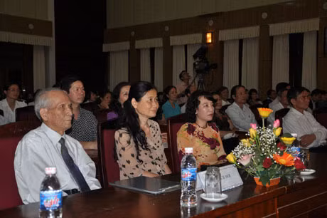 Các đồng chí lãnh đạo tỉnh tham dự chương trình.