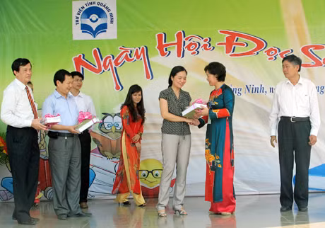 Các đại biểu trao tặng sách cho thư viện nhà trường với tổng giá trị 35triệu đồng.