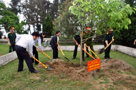 Trồng cây lưu niệm trong khuôn viên Khu di tích lưu niệm Chủ tịch Hồ Chí Minh.