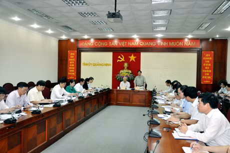 Đồng chí Phạm Minh Chính, Uỷ viên BCH Trung ương Đảng, Bí thư Tỉnh uỷ phát biểu tại Hội nghị.