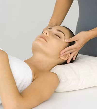 Day huyệt, châm cứu là một biện pháp điều trị hiệu quả đau đầu do thời tiết. Ảnh: TL