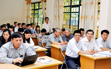 Cán bộ, đảng viên Đảng bộ TP Móng Cái thảo luận về giải pháp thực hiện Nghị quyết Hội nghị T.Ư (khóa XI).