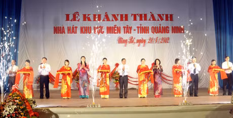 Các đại biểu cắt băng khánh thành Nhà văn hóa khu vực miền Tây.