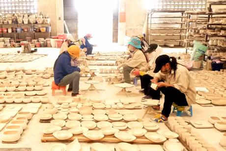 Thu ngân sách giảm do doanh nghiệp gặp khó khăn trong hoạt động sản xuất. Trong ảnh: Sản xuất tại Công ty TNHH Gốm sứ Quang Vinh. Ảnh: Lê Hải