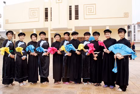 Đội Then tân huyện Bình Liêu tham gia màn múa quạt.