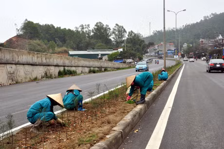 Công nhân Công ty TNHH một thành viên môi trường INDEVCO vệ sinh tuyến đường QL18A.