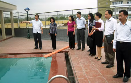 Đoàn kiểm tra của tỉnh do đồng chí Vũ Thị Thu Thủy-Phó Chủ tịch tỉnh làm trưởng đoàn thăm cơ sở vật chất của trường Tiểu học, THCS Đoàn Thị Điểm, TP Hạ Long.