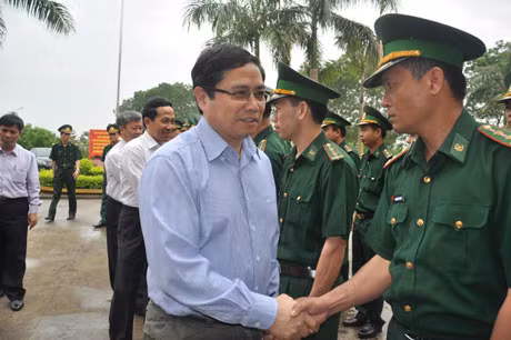 Đồng chí Phạm Minh Chính, Bí thư Tỉnh ủy đến thăm Đồn Biên phòng Cửa khẩu Móng Cái.