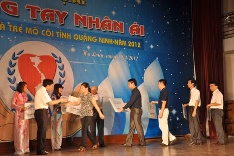 Các nhà hảo tâm tham gia ủng hộ chương trình.