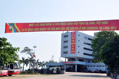 Các khách sạn đều treo băng rôn chào đón Tuần du lịch Hạ Long - Quảng Ninh 2012 và lễ vinh danh Vịnh Hạ Long trở thành kỳ quan thiên nhiên Thế giới mới.