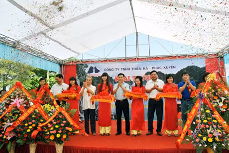 Đại diện Sở VH- TT&DL cùng doanh nghiệp cắt băng khai trương tuyến xe khách cao cấp Bãi Cháy- SaPa.