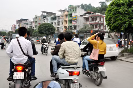 Tình trạng thanh thiếu niên trên địa bàn TP Hạ Long đi xe máy không đội mũ bảo hiểm diễn ra khá phổ biến.