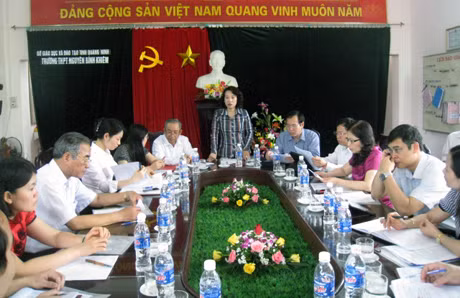 Đoàn kiểm tra của tỉnh do đồng chí Vũ Thị Thu Thủy-Phó Chủ tịch tỉnh làm trưởng đoàn làm việc tại trường THPT Nguyễn Bỉnh Khiêm-TP Hạ Long.