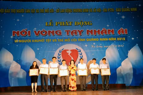Đồng chí Vũ Thị Thu Thuỷ, Phó Chủ tịch UBND tỉnh trao bằng khen cho các tập thể, cá nhân có nhiều đóng góp cho việc bảo vệ, chăm sóc người khuyết tật - trẻ mồ côi trên địa bàn tỉnh. Ảnh: NGHĨA HIẾU