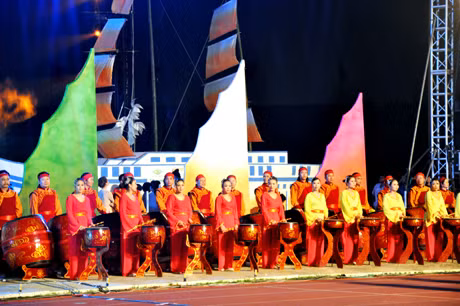 Chương trình mở đầu bằng màn trống hội