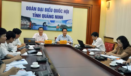 Các đồng chí: Trần Văn Minh, Phó trưởng đoàn Đại biểu Quốc hội tỉnh; Đỗ Thông, Phó Chủ tịch Thường trực UBND tỉnh cùng lãnh đạo các Ban của HĐND tỉnh theo dõi hội nghị trực tuyến do Ủy ban Thường vụ Quốc hội tổ chức