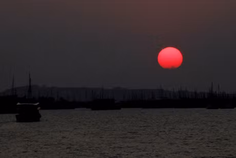 Trông như một viên ngọc goc trời.