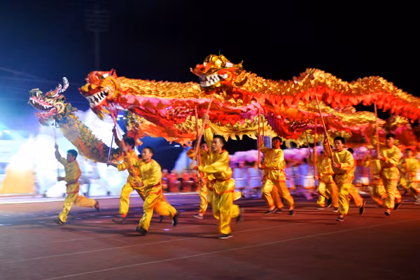 Và điểm nhấn "Hạ Long - Việt Nam - Kỳ quan thiên nhiên mới của thế giới” là hình ảnh của Vịnh Hạ Long hiện ra với vẻ đẹp bất tận và vô giá cùng những lời cam kết sau khi được vinh dự nhận danh hiệu cao quý trên, Quảng Ninh sẽ kết hợp tốt giữa việc bảo tồn, phát huy giá trị di sản với phát triển kinh tế và bảo vệ môi trường để tạo ra nền du lịch bền vững.