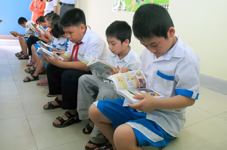 Quá đông người, nhiều em ngồi cả xuống sàn say mê đọc sách như thế này.