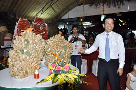 Đồng chí Nguyễn Văn Thành, Phó Chủ tịch UBND tham quan triển lãm.