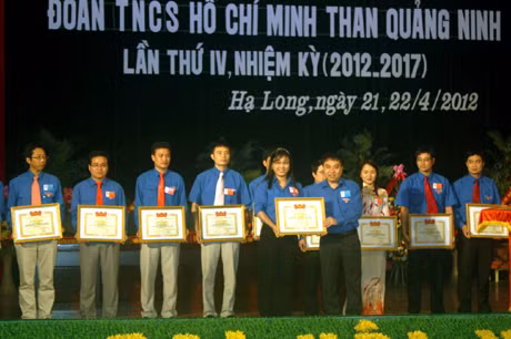 Lãnh đạo T.Ư Đoàn tặng bằng khen cho các tập thể, cá nhân của Đoàn Than đạt thành tích xuất sắc trong công tác Đoàn và phong trào thanh niên, nhiệm kỳ 2010-2012.
