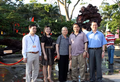 Bí thư Tỉnh ủy Phạm Minh Chính chụp ảnh lưu niệm cùng các đại biểu tại triển lãm.