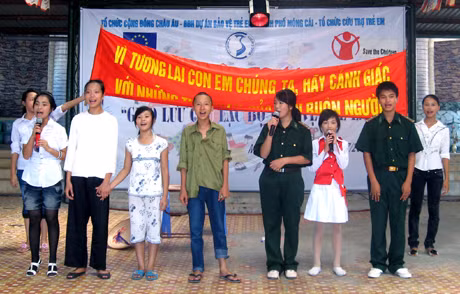 Trẻ em TP Móng Cái tham gia tuyên truyền về phòng chống buôn bán người.