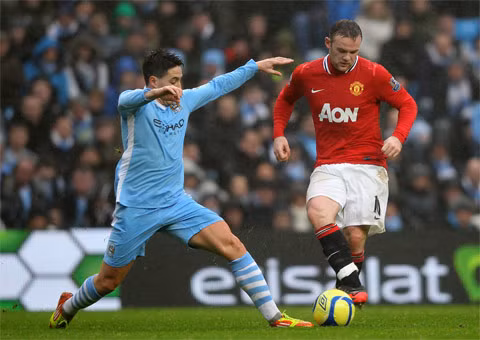 Man City (xanh) và Man Utd sẽ chơi "trận derby lớn nhất lịch sử".