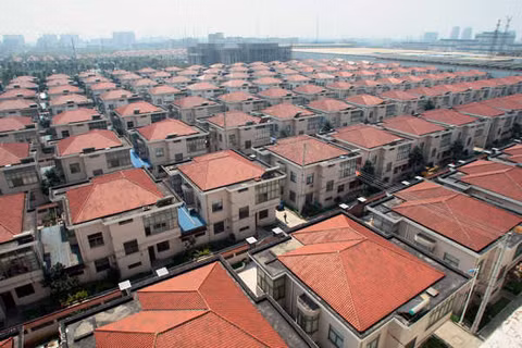 Những biệt thự được quy hoạch thẳng tắp và giống y hệt nhau trong làng Trường Giang. Ảnh: China Daily