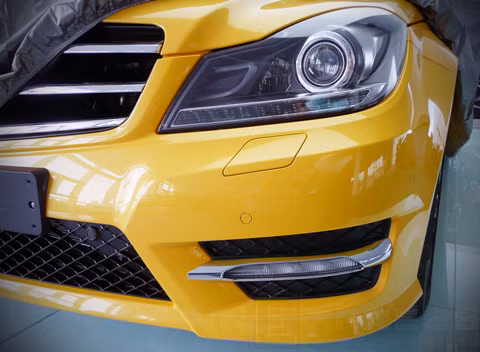Phiên bản xe Mercedes được hãng độ AMG thực hiện với màu vàng.