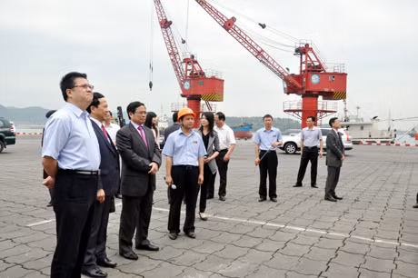 Đoàn công tác tỉnh Quảng Ninh tham quan Cảng Phòng Thành.