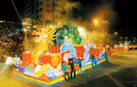 Các đoàn nghệ thuật diễu hành tại Carnaval Hạ Long 2011. Ảnh: Đỗ Phương