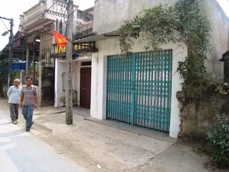 Ngôi nhà (cửa xanh) nơi xảy ra án mạng. Ảnh: Lê Hoàng