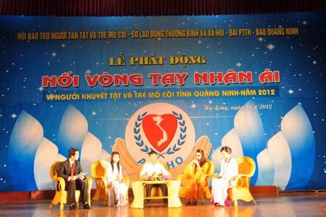 Người khuyết tật và trẻ mồ côi tham gia giao lưu tại chương trình.