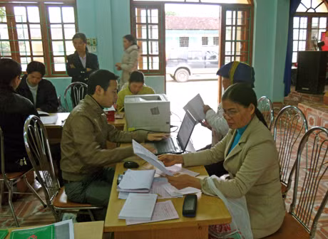 Nhân viên Ngân hàng Chính sách xã hội huyện Ba Chẽ làm thủ tục vay vốn cho người dân xã Đồn Đạc (Ba Chẽ).