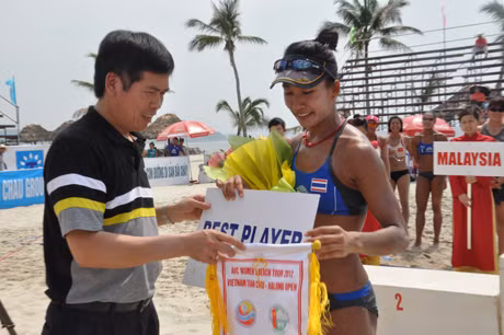Ông Trần Đức Phấn, Vụ trưởng vụ thể thao Thành tích cao, Tổng thư ký Liên đoàn bóng chuyền Việt Nam trao danh hiệu VĐV xuất sắc nhất giải cho Tanaratha (Thái Lan)
