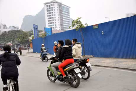 Hiện tượng thanh niên đi xe máy không đội mũ bảo hiểm, chở quá số người quy định... như thế này vẫn thường thấy trên đường phố Hạ Long.