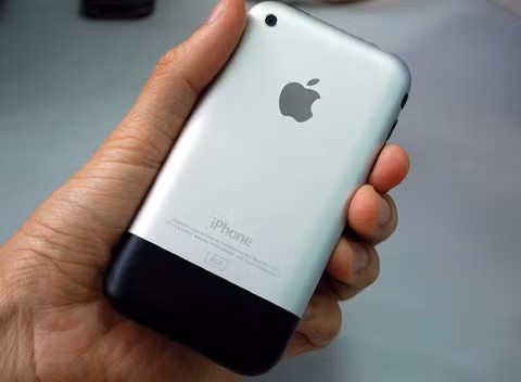 Những chiếc iPhone 2G được làm lại vỏ ngoài như mới. Ảnh: Quốc Huy.