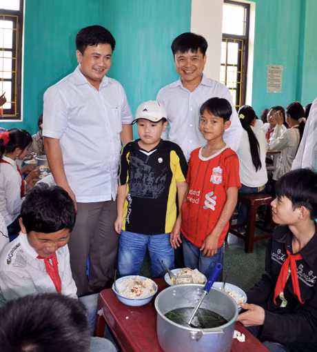 Các nhà tài trợ thăm khu ở nội trú và bữa cơm trưa của học sinh bán trú Trường PTCS Đồn Đạc II.