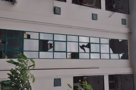 Nhiều cửa kính bị vỡ.