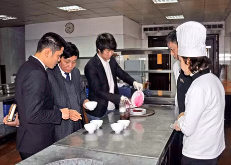 Đoàn của Sở Y tế sử dụng test nhanh kiểm tra lượng tinh bột, mỡ trên bát, đĩa sau khi đã rửa của khách sạn Asean Hạ Long, phường Bãi Cháy (Hạ Long).