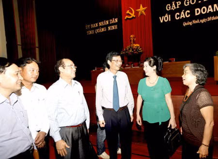 Đồng chí Nguyễn Văn Đọc, Chủ tịch UBND tỉnh trò chuyện với các doanh nghiệp.