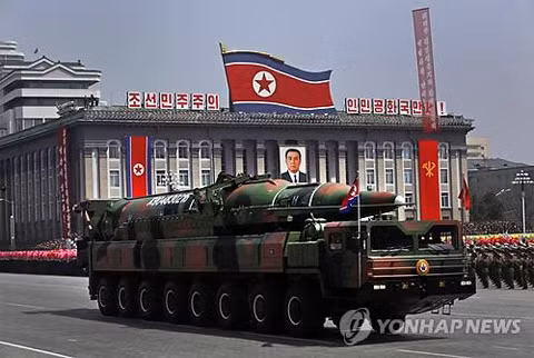 Loại tên lửa đạn đạo liên lục địa mới mà Triều Tiên giới thiệu trong lễ duyệt binh hôm 15/4. Ảnh: Yonhap
