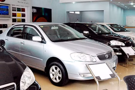 Nhiều người rao bán ôtô riêng khiến thị trường xe cũ thừa cung thiếu cầu. Ảnh: Hoàng Hà